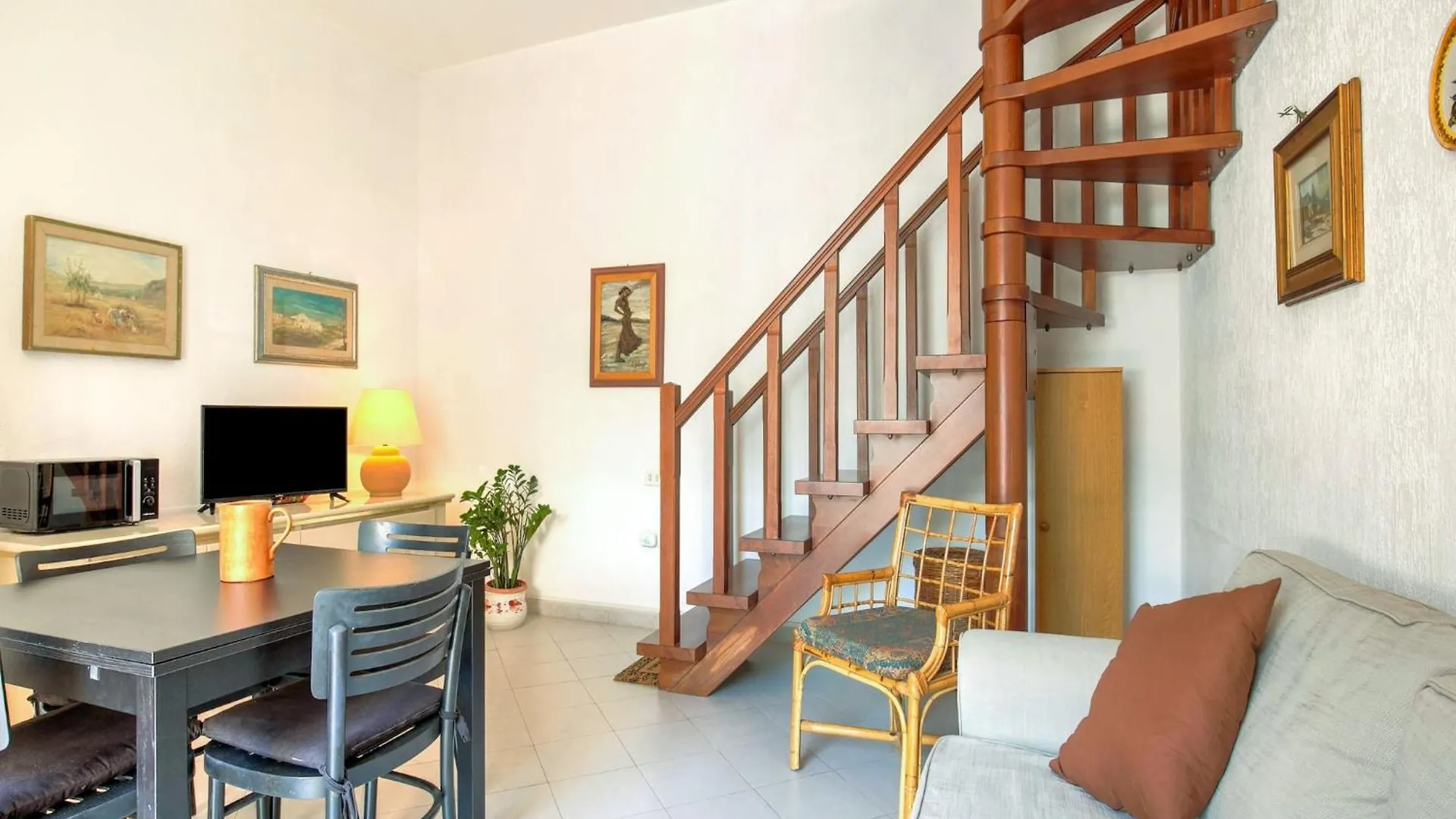 Elegant Apartment In San Vincenzo With A Sea View