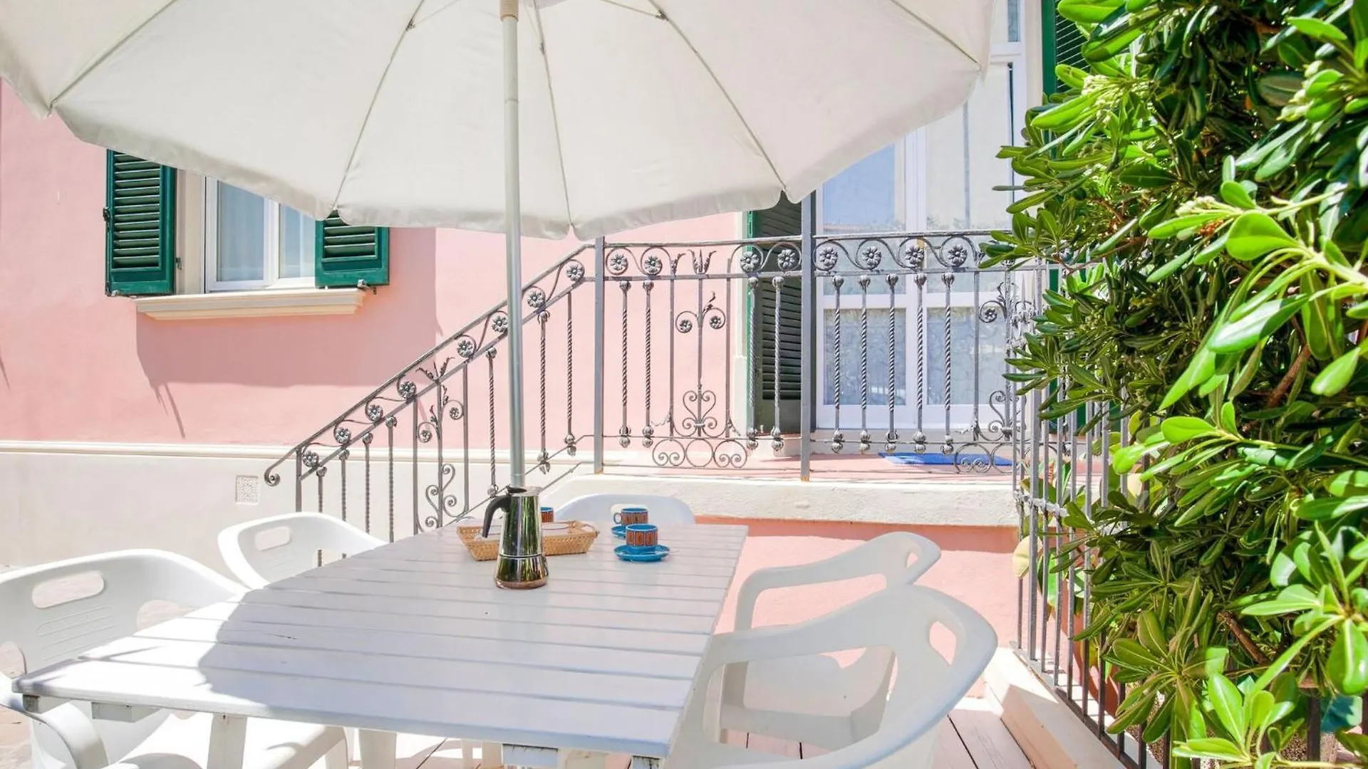 Elegant Apartment In San Vincenzo With A Sea View location